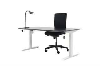 Kontorsæt med bordplade i sort, stelfarve i hvid, sort bordlampe og sort kontorstol